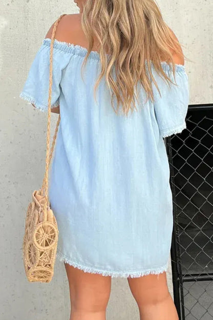 Vestido informal de manga corta con hombros descubiertos y borlas lisas