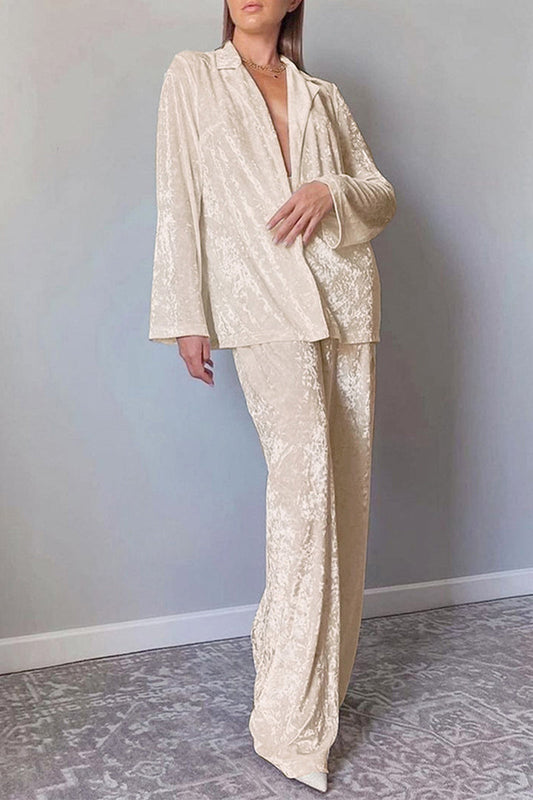 Conjunto de dos piezas informal, sencillo, liso, con cuello vuelto y manga larga