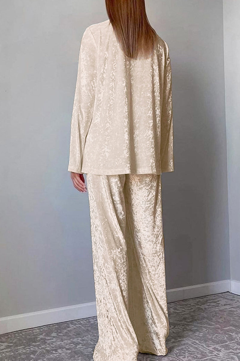 Conjunto de dos piezas informal, sencillo, liso, con cuello vuelto y manga larga