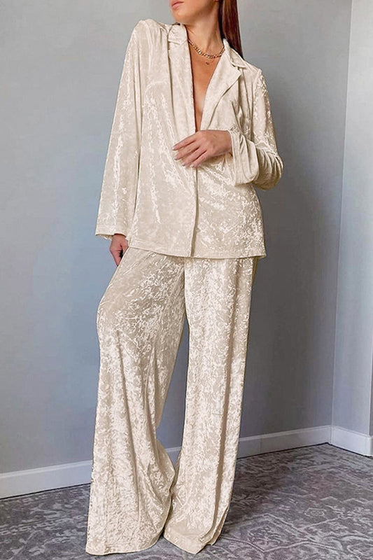 Conjunto de dos piezas informal, sencillo, liso, con cuello vuelto y manga larga