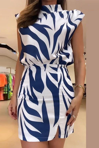 Elegante vestido de falda cruzada con cuello alto, espalda descubierta y estampado geométrico