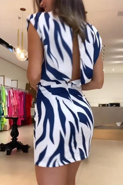 Elegante vestido de falda cruzada con cuello alto, espalda descubierta y estampado geométrico