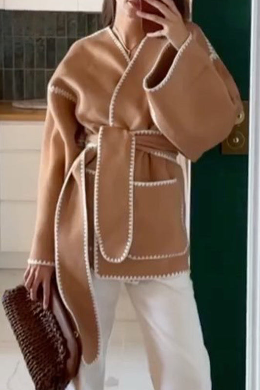 Prenda exterior de estilo británico con cuello en V, frenillo y bolsillo bordado sólido