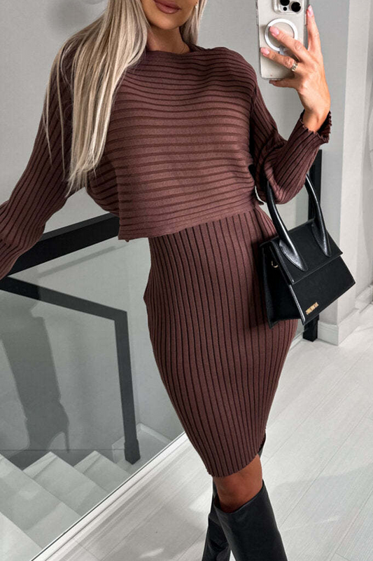 Conjunto de dos piezas informal, sencillo, liso, con cuello redondo y manga larga