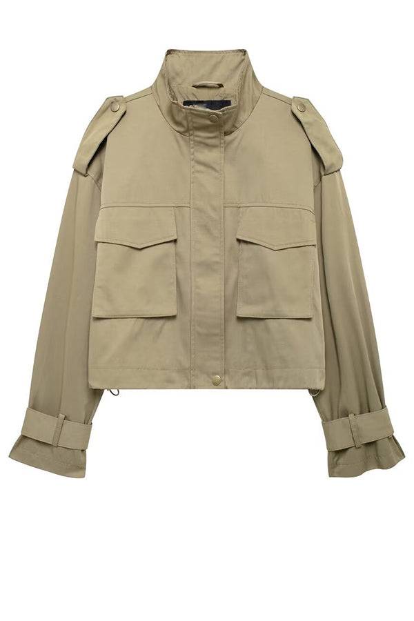 Chaqueta holgada con cremallera estilo cargo y bolsillos con detalles de correa con dije clásico