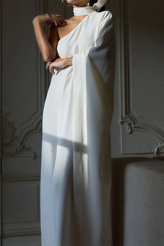 Vestido informal sencillo, liso, asimétrico, con cuello halter e irregular.