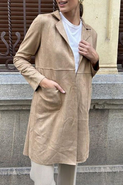 Prendas de abrigo con cuello vuelto, bolsillos lisos y simplicidad urbana