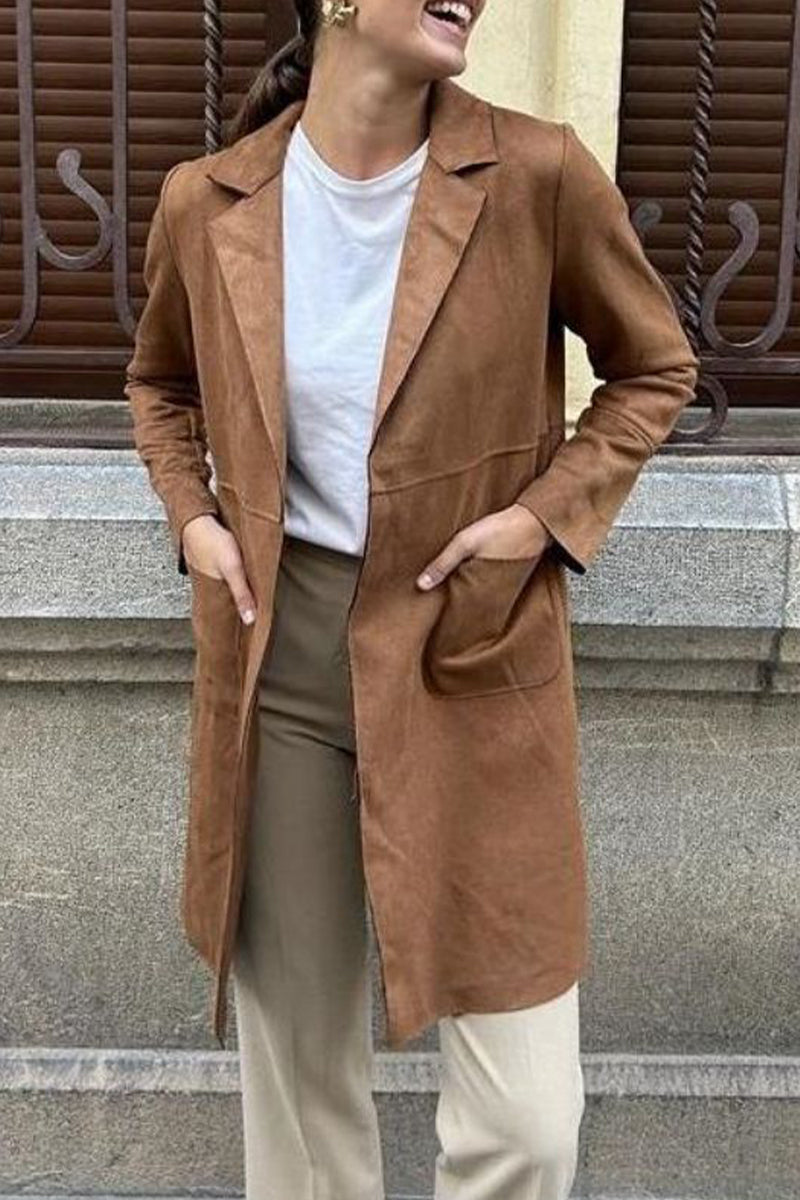 Prendas de abrigo con cuello vuelto, bolsillos lisos y simplicidad urbana