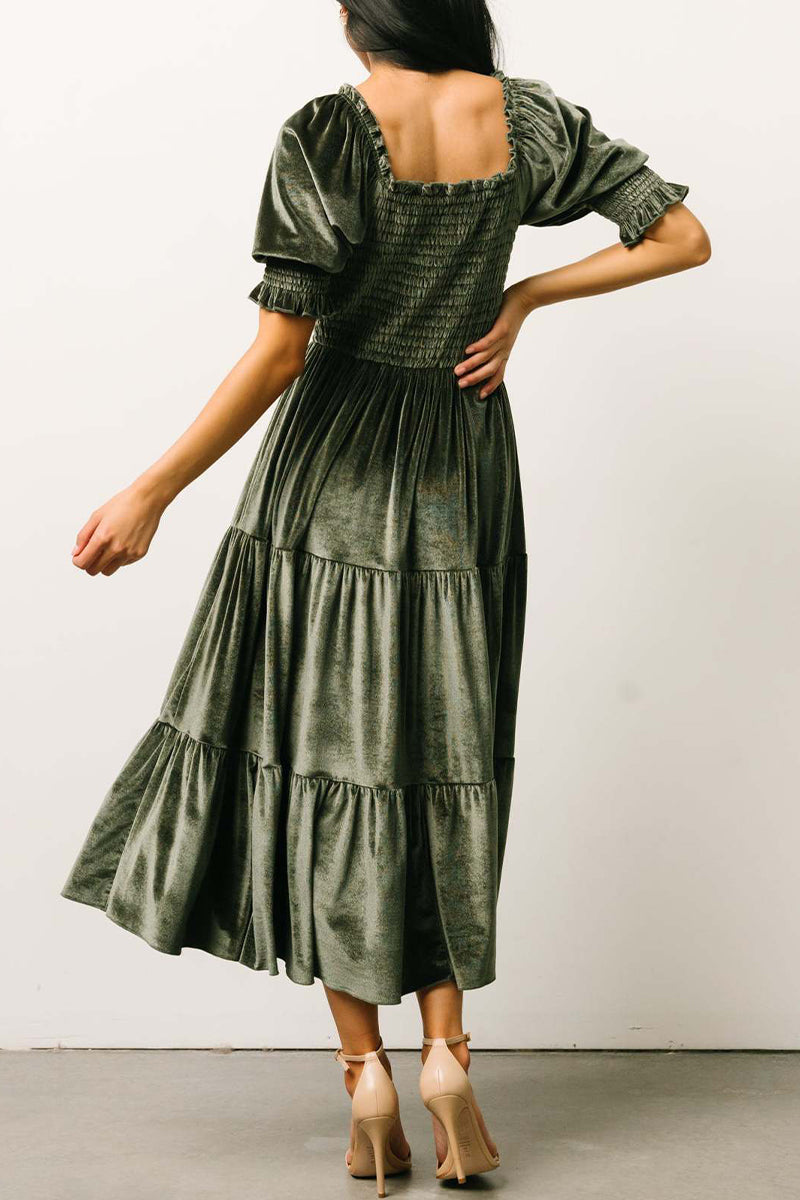 Elegante vestido de falda pastel con cuello cuadrado, volantes y pliegues lisos