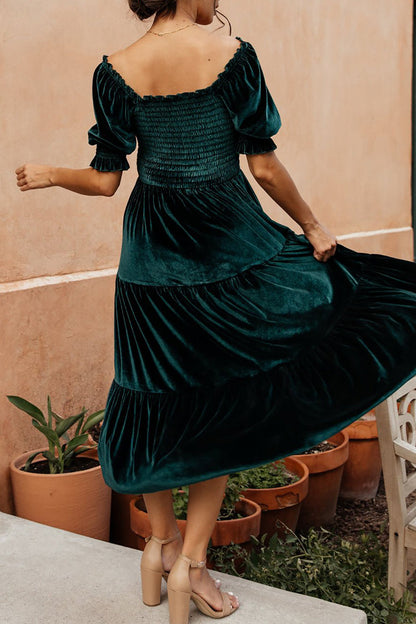 Elegante vestido de falda pastel con cuello cuadrado, volantes y pliegues lisos