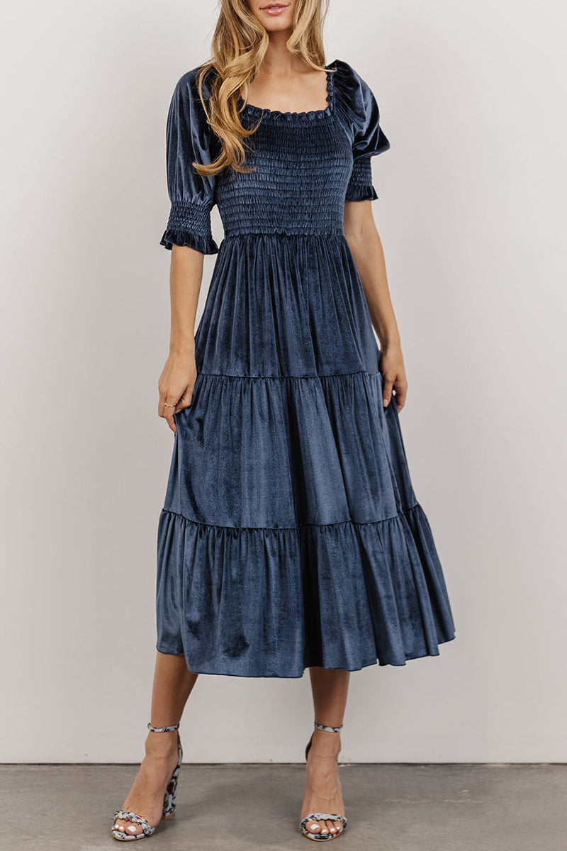 Elegante vestido de falda pastel con cuello cuadrado, volantes y pliegues lisos
