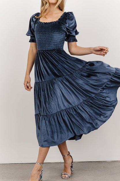 Elegante vestido de falda pastel con cuello cuadrado, volantes y pliegues lisos