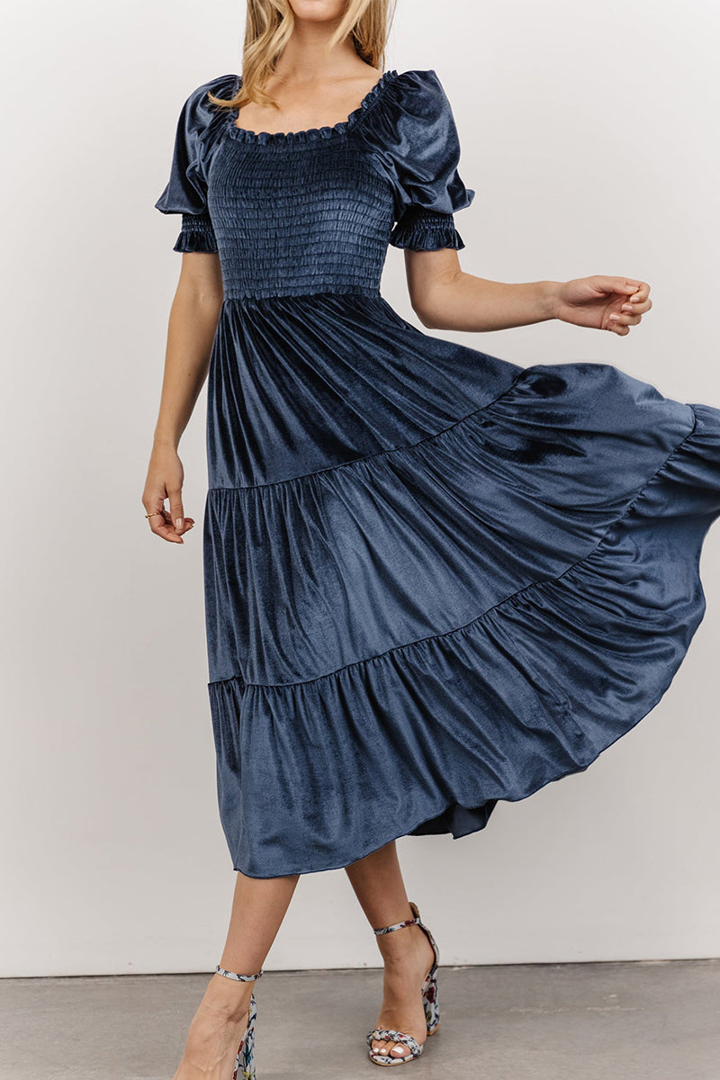 Elegante vestido de falda pastel con cuello cuadrado, volantes y pliegues lisos