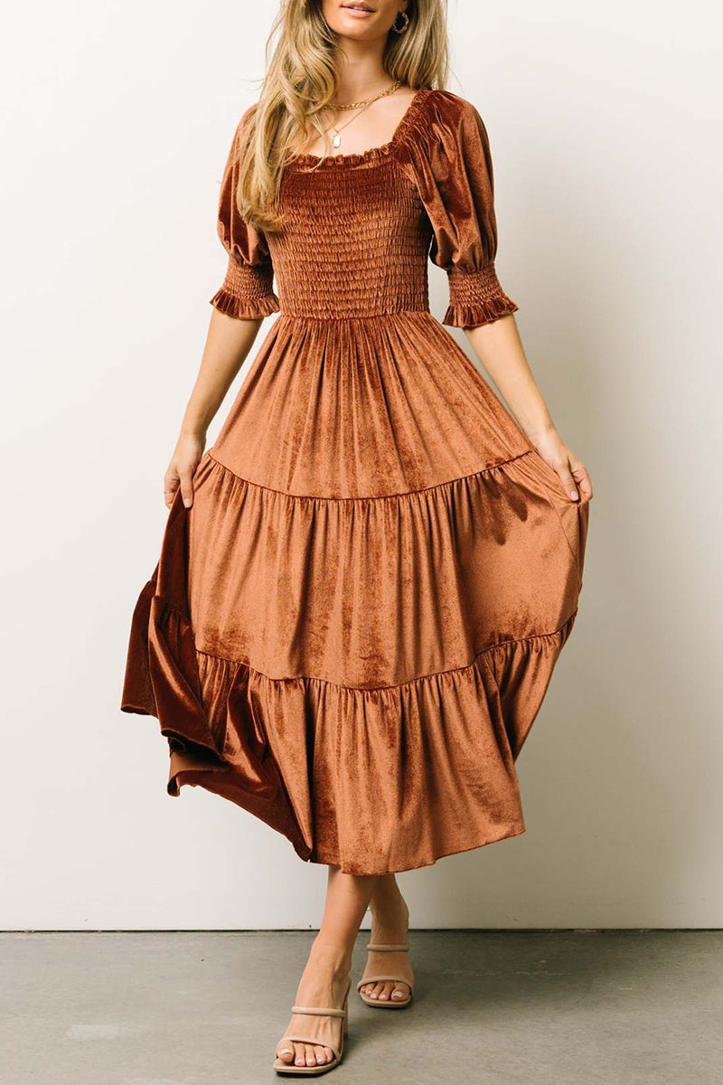 Elegante vestido de falda pastel con cuello cuadrado, volantes y pliegues lisos