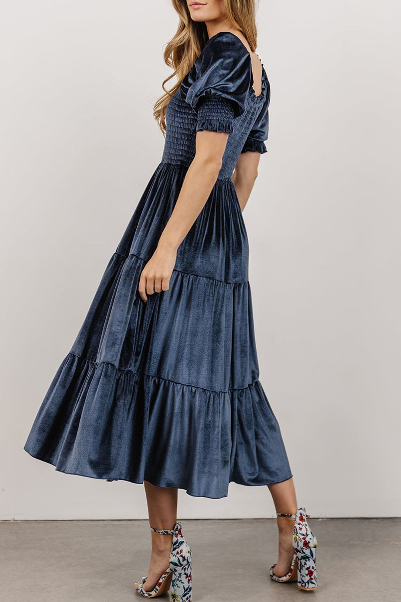 Elegante vestido de falda pastel con cuello cuadrado, volantes y pliegues lisos
