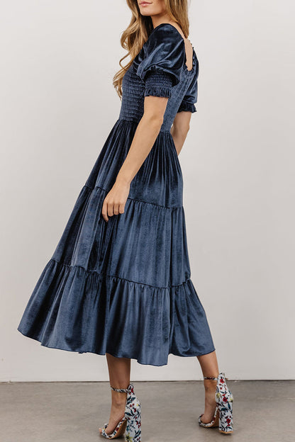 Elegante vestido de falda pastel con cuello cuadrado, volantes y pliegues lisos