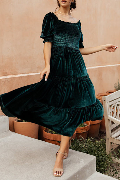 Elegante vestido de falda pastel con cuello cuadrado, volantes y pliegues lisos