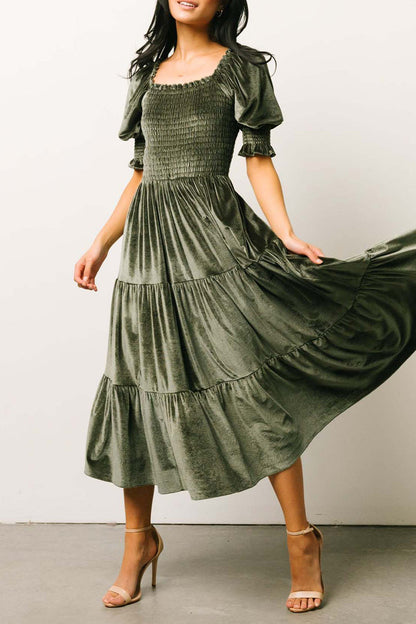 Elegante vestido de falda pastel con cuello cuadrado, volantes y pliegues lisos