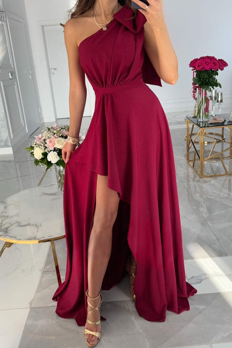 Vestido informal sencillo, liso, asimétrico, con lazo, cuello oblicuo, irregular.