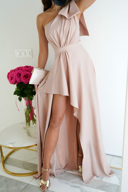 Vestido informal sencillo, liso, asimétrico, con lazo, cuello oblicuo, irregular.