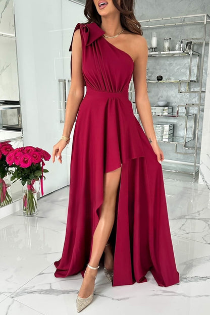 Vestido informal sencillo, liso, asimétrico, con lazo, cuello oblicuo, irregular.