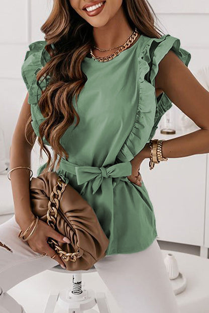 Tops de cuello redondo con volantes y vendaje liso de dulce simplicidad