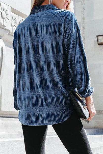Elegante blusa lisa con cuello vuelto y pliegues