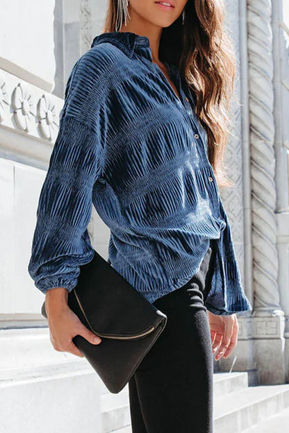 Elegante blusa lisa con cuello vuelto y pliegues