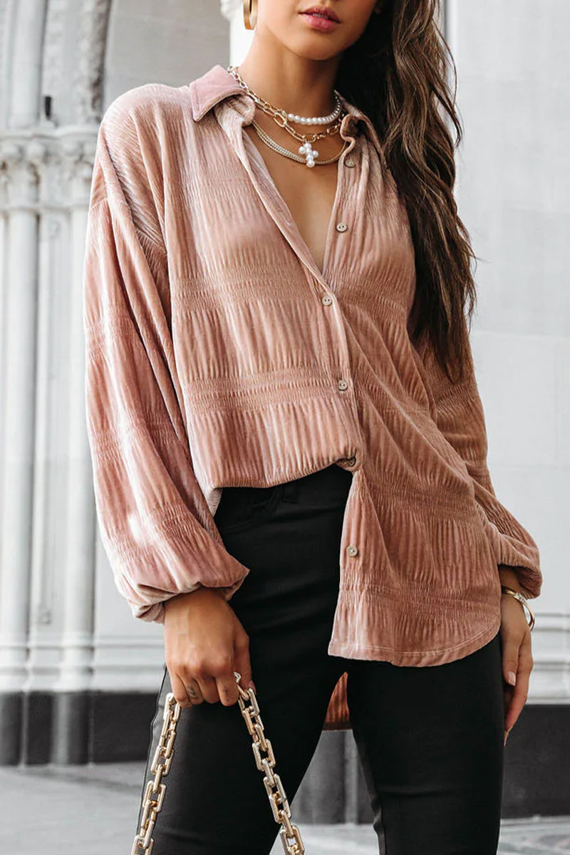 Elegante blusa lisa con cuello vuelto y pliegues