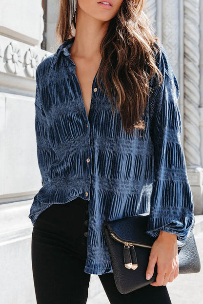 Elegante blusa lisa con cuello vuelto y pliegues