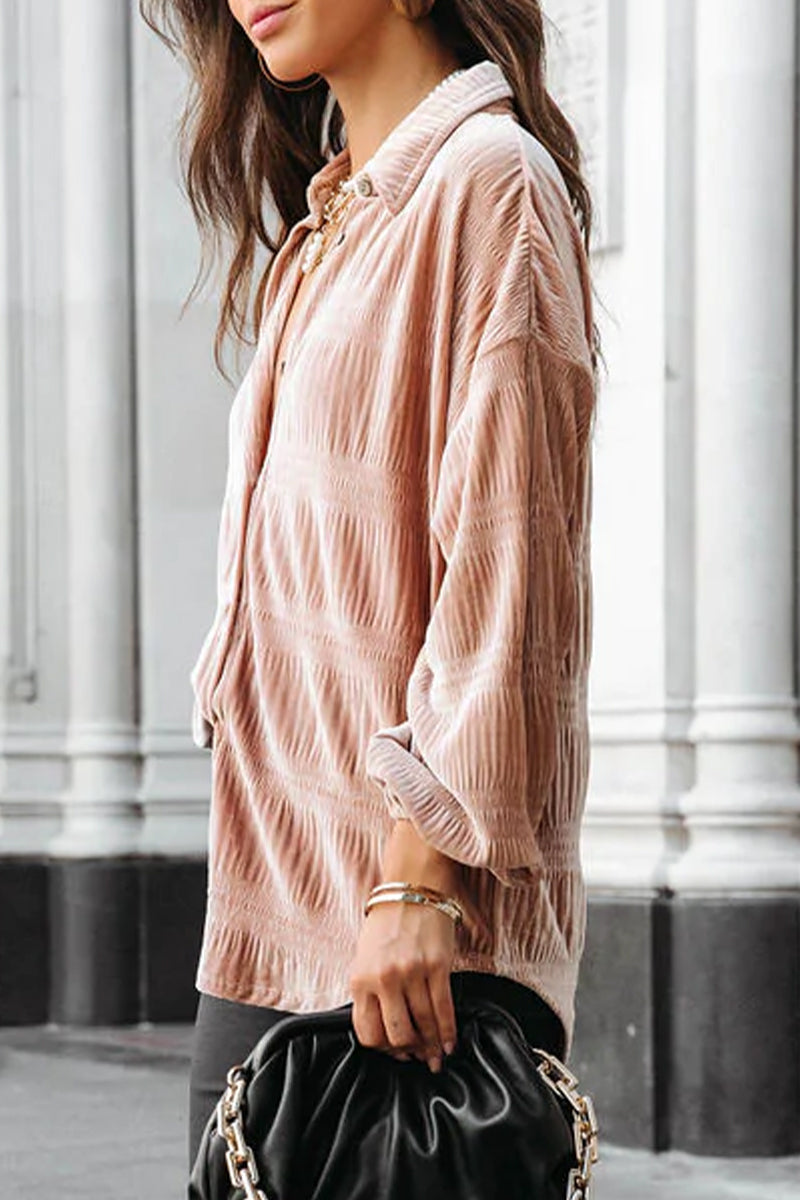 Elegante blusa lisa con cuello vuelto y pliegues