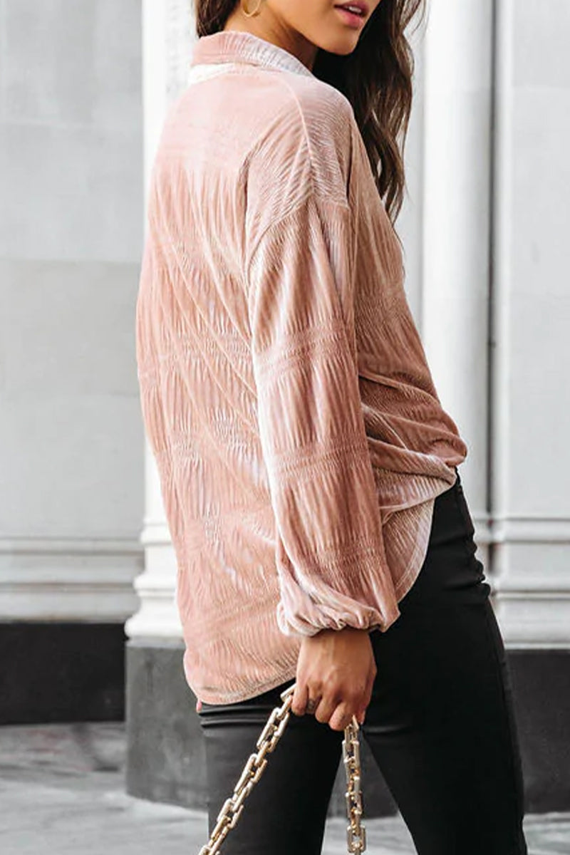 Elegante blusa lisa con cuello vuelto y pliegues