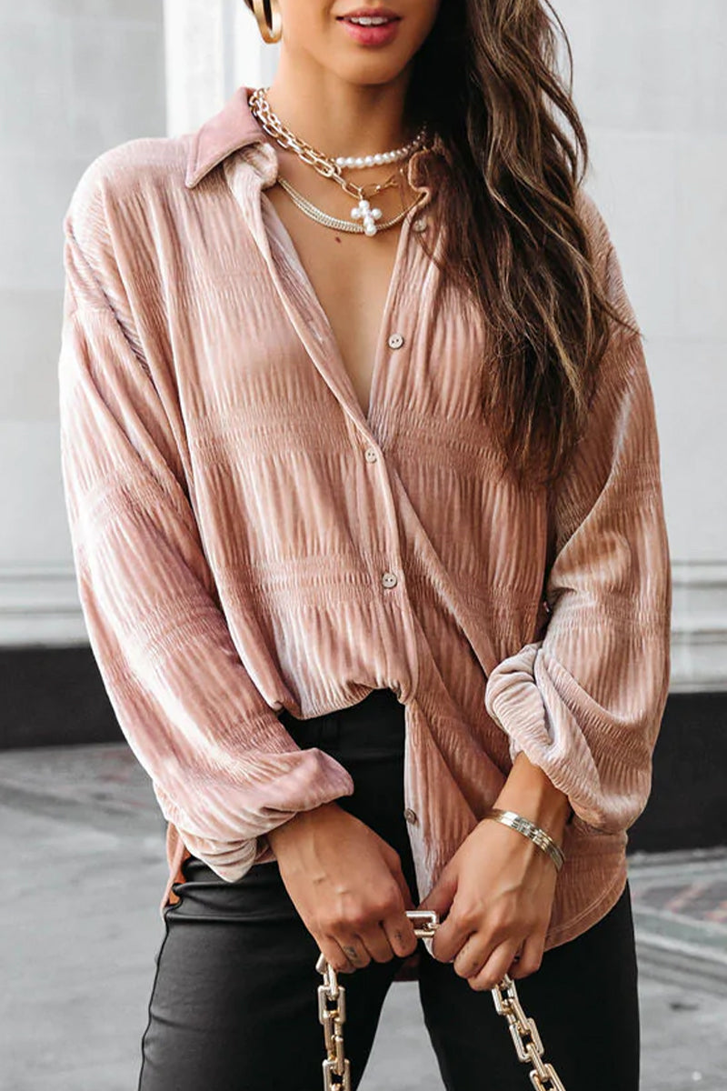 Elegante blusa lisa con cuello vuelto y pliegues