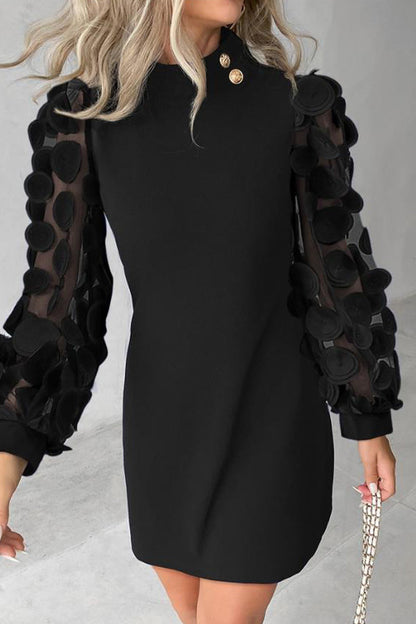 Elegantes vestidos de corte A con cuello alto, apliques y botones lisos