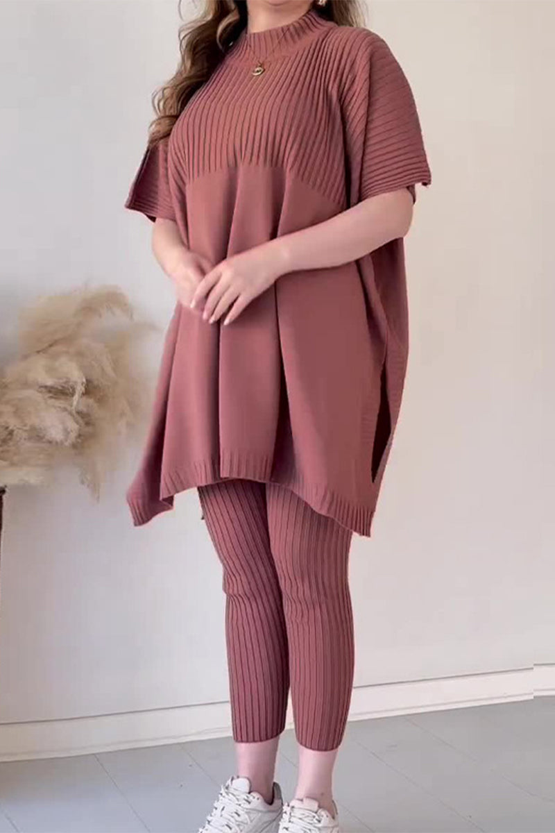 Conjunto de dos piezas informal, sencillo, liso, con abertura y cuello redondo, manga corta