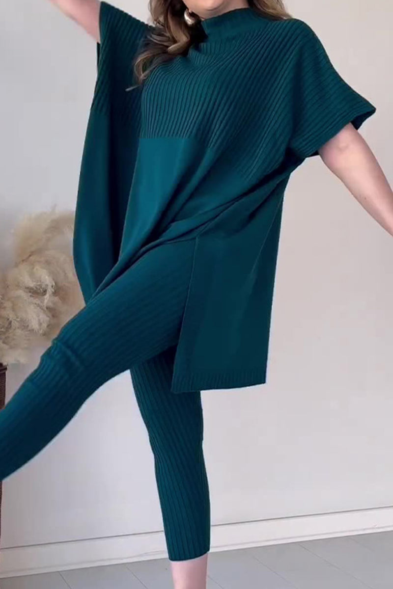 Conjunto de dos piezas informal, sencillo, liso, con abertura y cuello redondo, manga corta