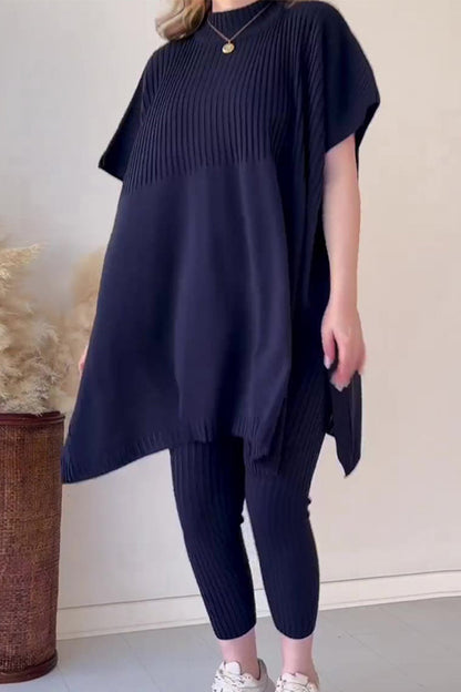Conjunto de dos piezas informal, sencillo, liso, con abertura y cuello redondo, manga corta