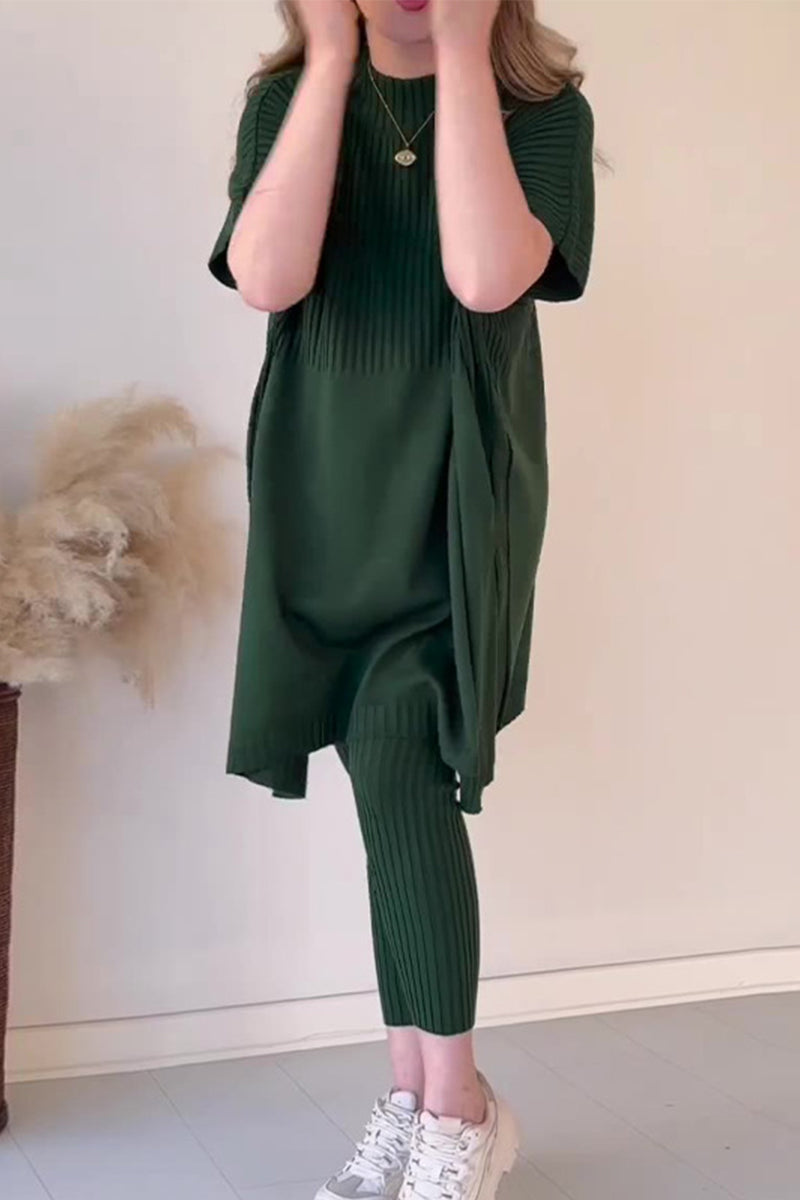 Conjunto de dos piezas informal, sencillo, liso, con abertura y cuello redondo, manga corta
