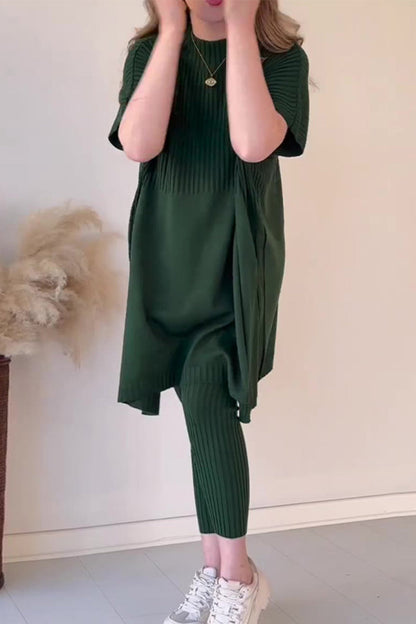 Conjunto de dos piezas informal, sencillo, liso, con abertura y cuello redondo, manga corta