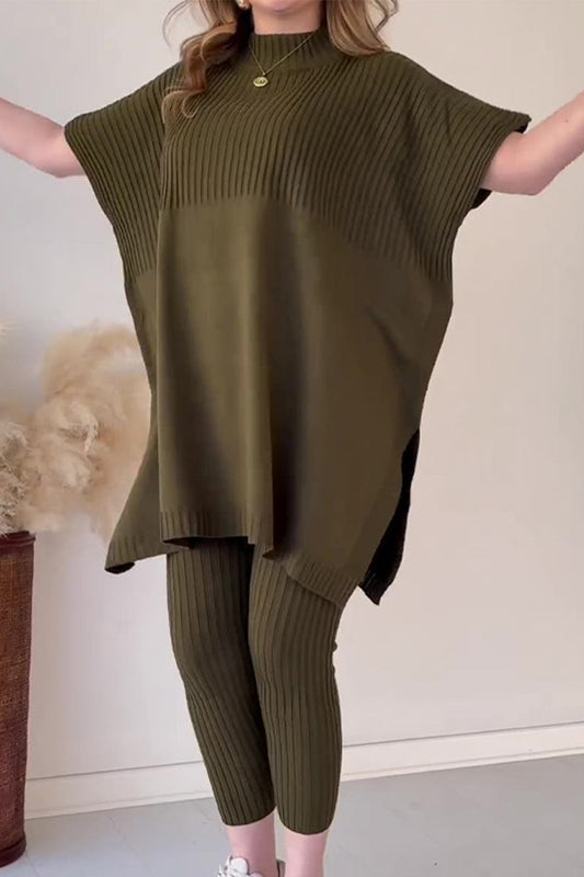 Conjunto de dos piezas informal, sencillo, liso, con abertura y cuello redondo, manga corta