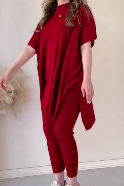Conjunto de dos piezas informal, sencillo, liso, con abertura y cuello redondo, manga corta