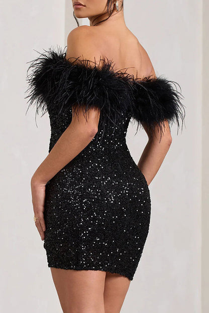 Vestidos sexis con falda cruzada y hombros descubiertos con lentejuelas y plumas