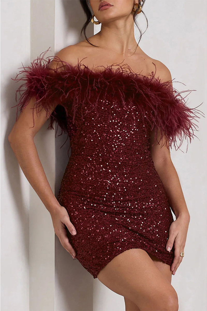 Vestidos sexis con falda cruzada y hombros descubiertos con lentejuelas y plumas