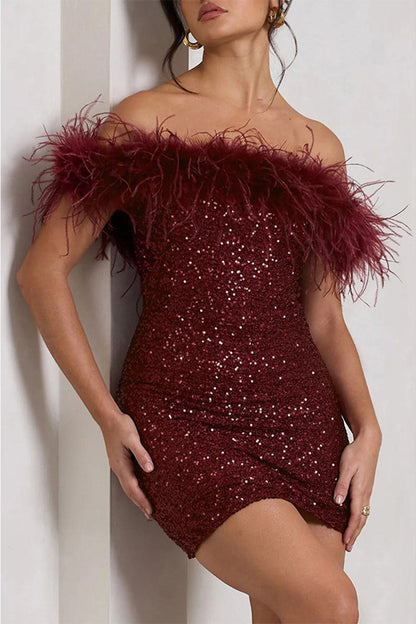Vestidos sexis con falda cruzada y hombros descubiertos con lentejuelas y plumas