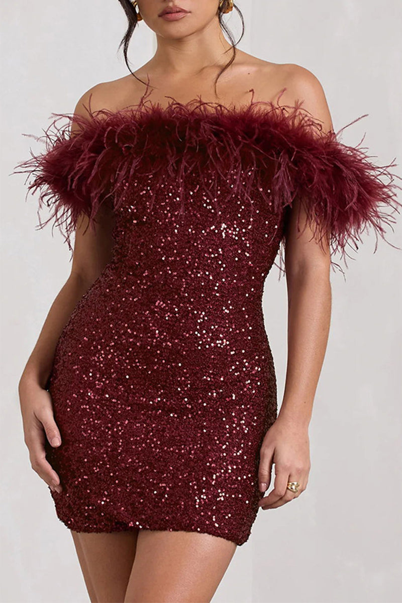 Vestidos sexis con falda cruzada y hombros descubiertos con lentejuelas y plumas