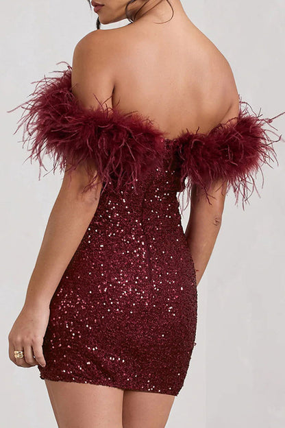 Vestidos sexis con falda cruzada y hombros descubiertos con lentejuelas y plumas