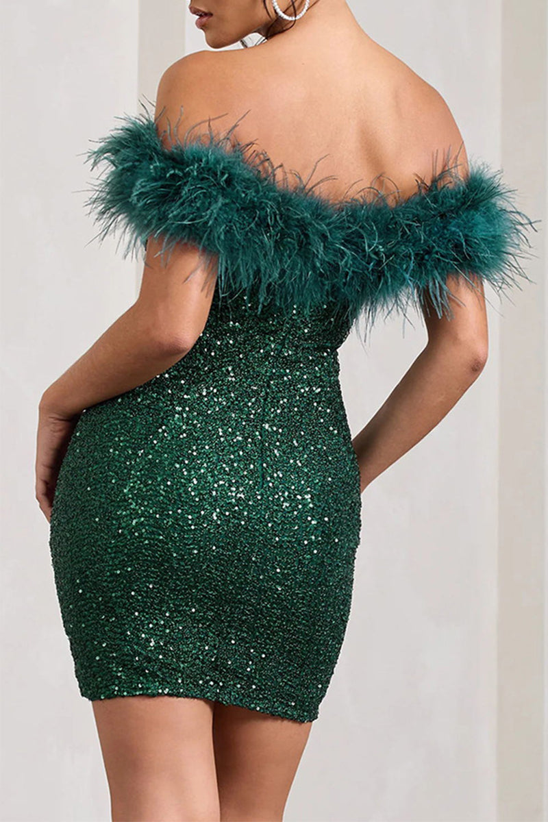 Vestidos sexis con falda cruzada y hombros descubiertos con lentejuelas y plumas