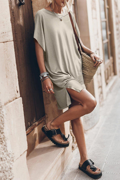 Vestido informal sencillo de manga corta con cuello redondo y abertura lisa