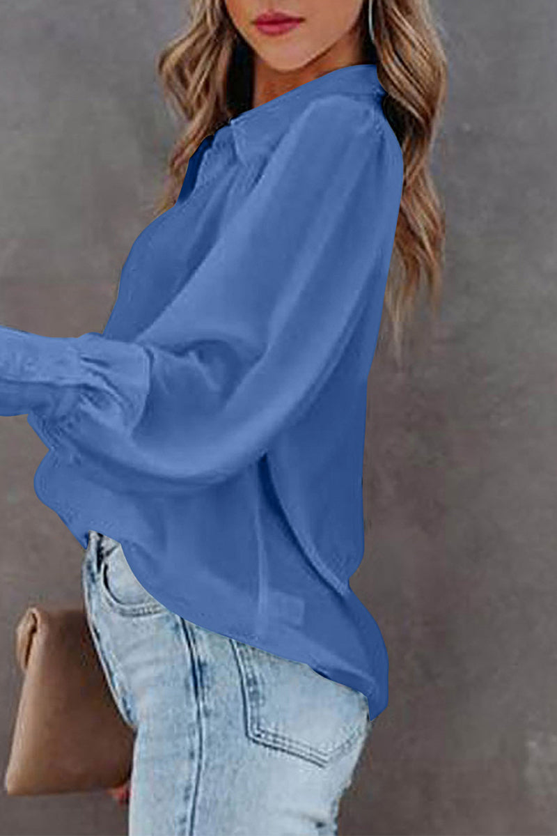 Blusa informal sencilla con botones lisos y cuello vuelto
