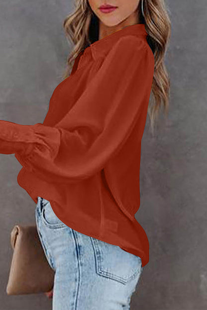 Blusa informal sencilla con botones lisos y cuello vuelto